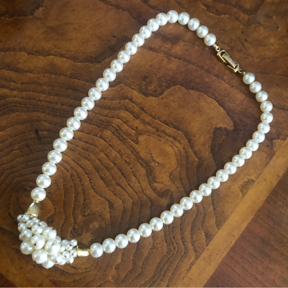 Vintage cream glass pearl cluster gold plated necklace - Picture 9 of 11